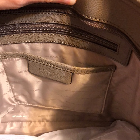 🎉SOLD🎉Michael Kors bag - Picture 6 of 8