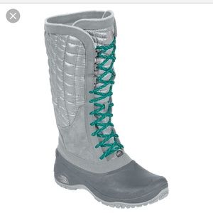 North Face Women’s thermoball utility snow boot