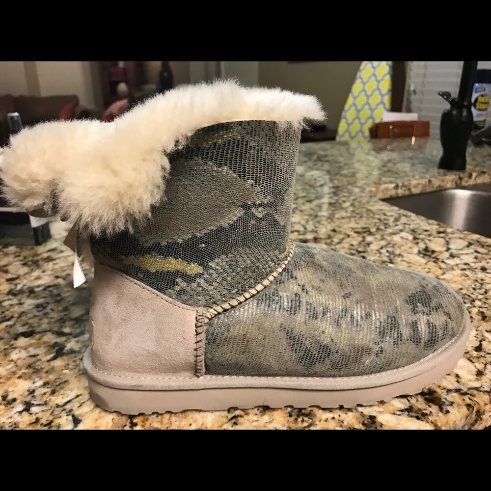Very unique Ugg short boot
