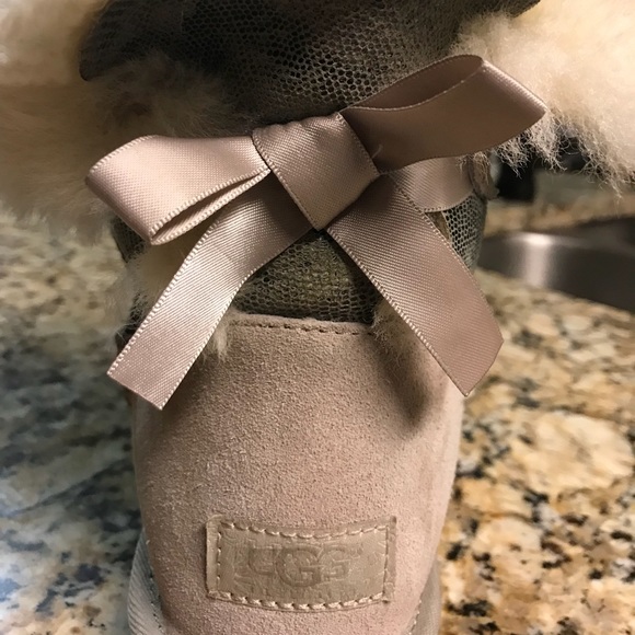 Very unique Ugg short boot - Picture 2 of 3