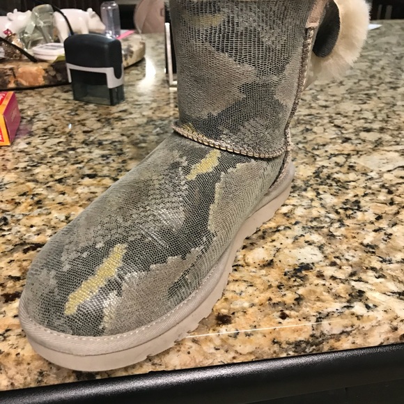 Very unique Ugg short boot - Picture 3 of 3