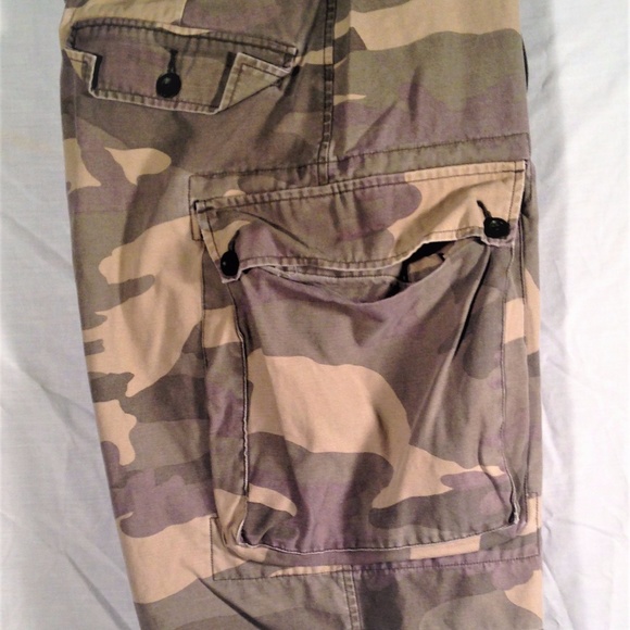 Old Navy Green Camouflage Cargo Shorts - Picture 6 of 6
