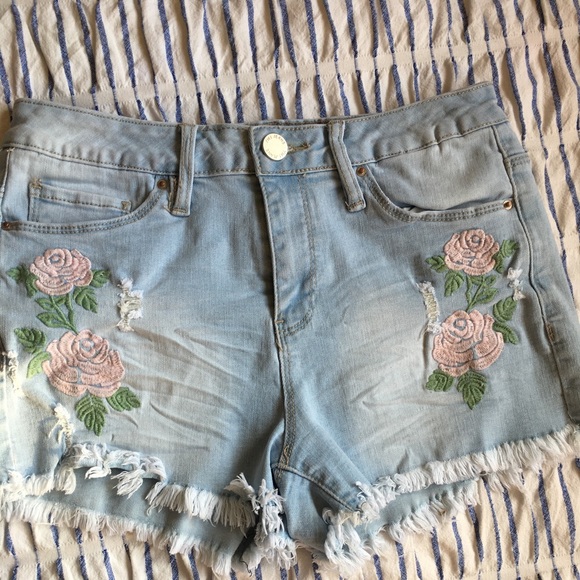 Shorts - Picture 2 of 3