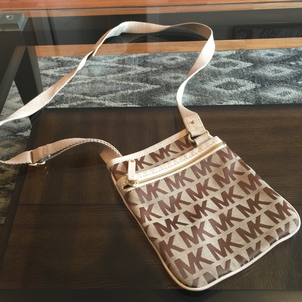 Like new!🌟 Michael Kors Monogrammed Crossbody Bag