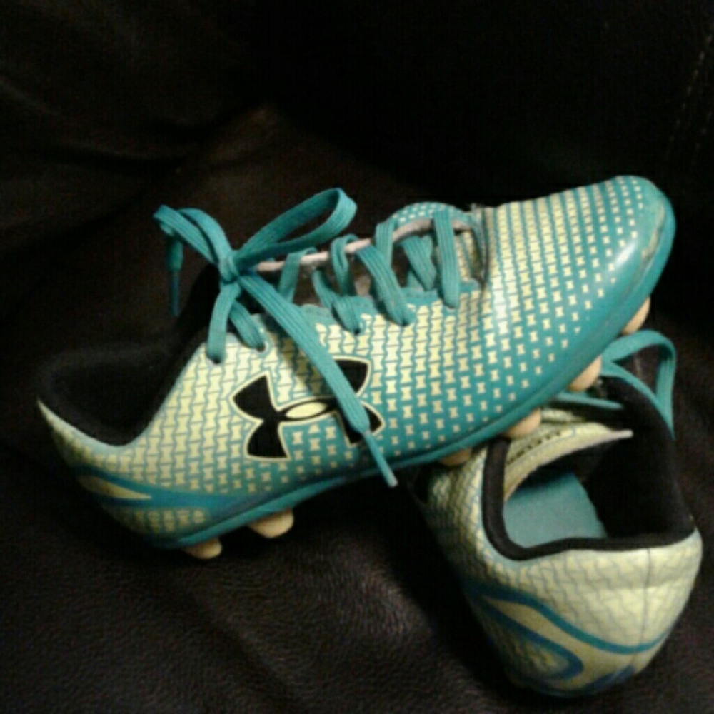 Under Armour boys/girls size 1 youth soccer shoes.