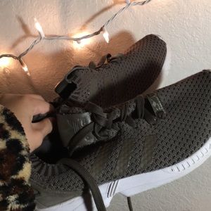 Size 7.5 ladies Adidas Torsian sneakers.
