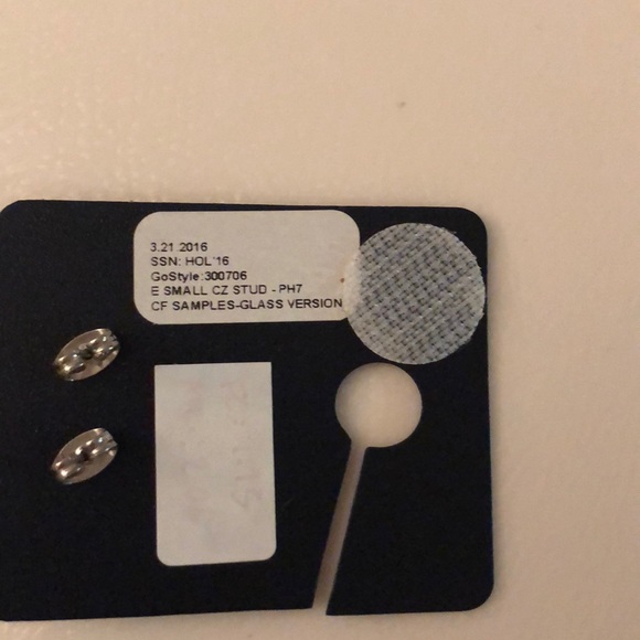 🎀🌷Sweet Gap Cz Studs earring - Picture 3 of 3