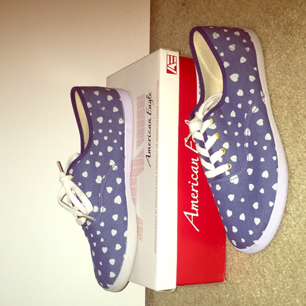 American Eagle size 6 sneaker