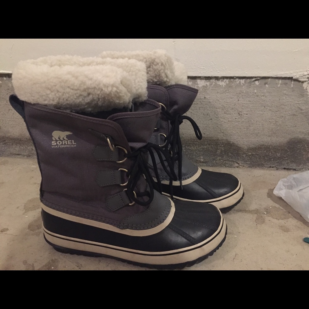 Worn once. snow boot. great price. Buy now !