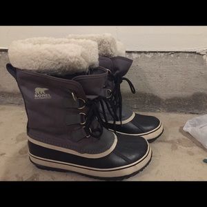 Worn once. snow boot. great price. Buy now !