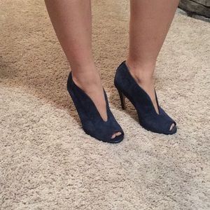 Heeled booties/pumps with front slit