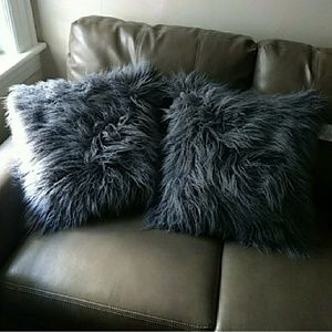 2 gray pillows