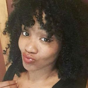 Meet your Posher, Alexis