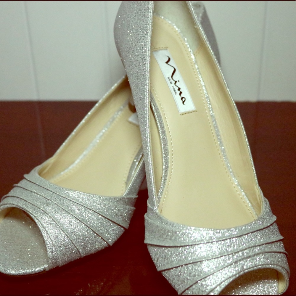 Nina Carolyn Glitter Fabric Pump