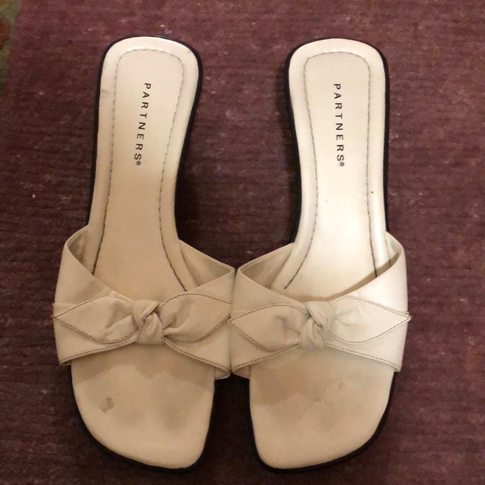 Gently worn comforts shoes in white!!