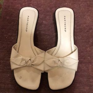 Gently worn comforts shoes in white!!