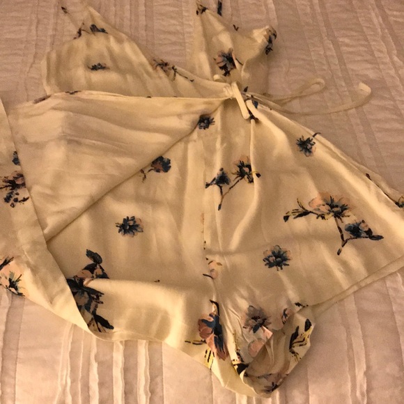 Romper 🌸 - Picture 3 of 4