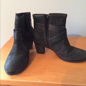 Sued black boots