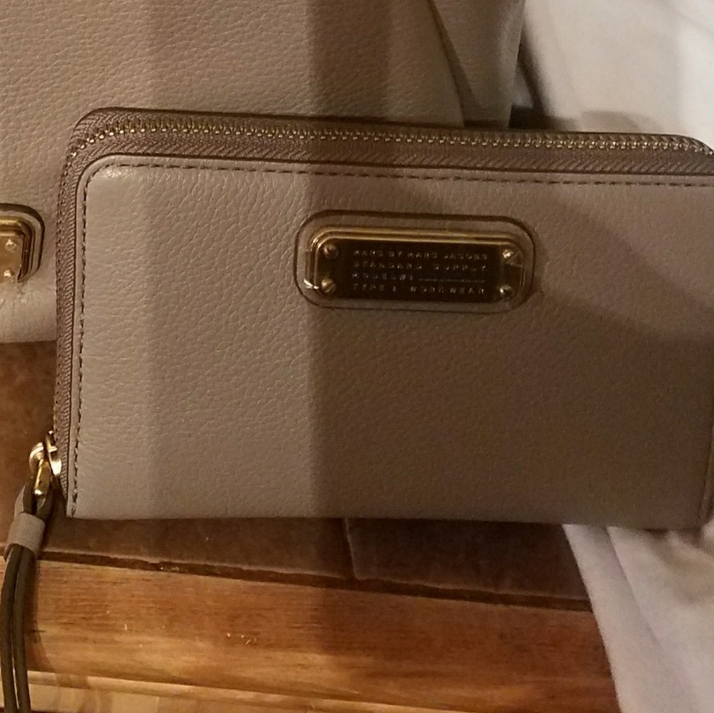 Marc Jacobs wallet don't buy it's for trade
