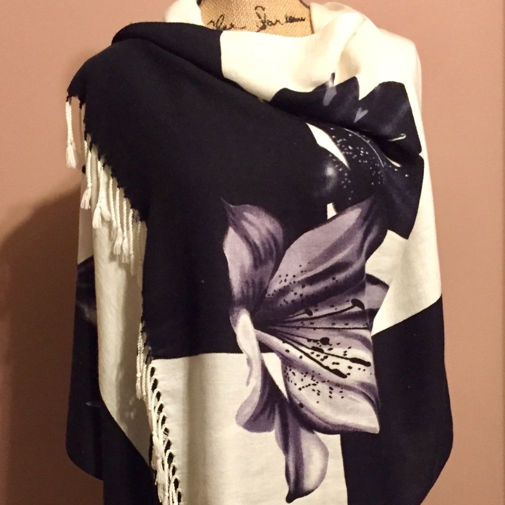 Black and cream wrap scarf.