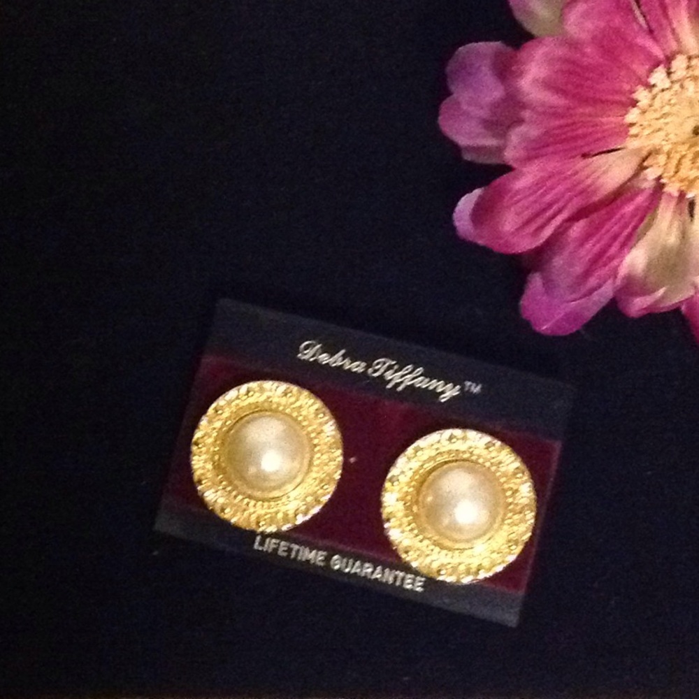Beautiful vintage gold tone / pearl pierce earring