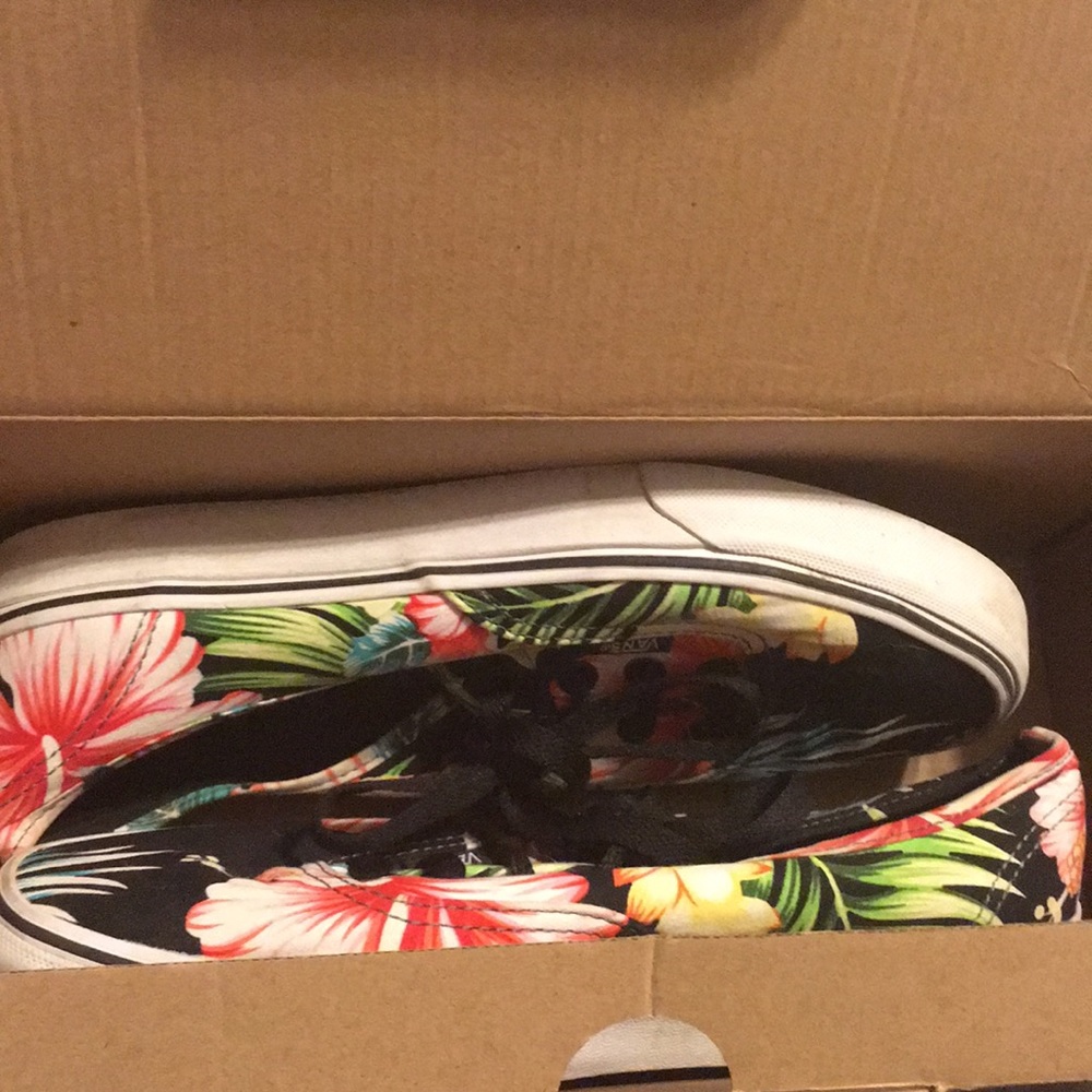 New in box Hawaiian floral vans