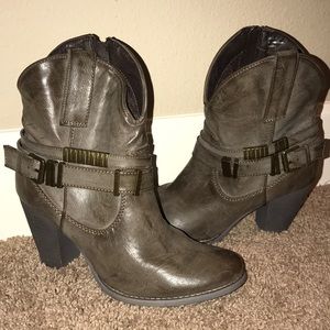 BRAND NEW. BOOTS VERY CUTE.