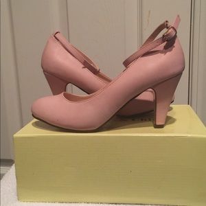 Chase & Chloe round toe pump size 7