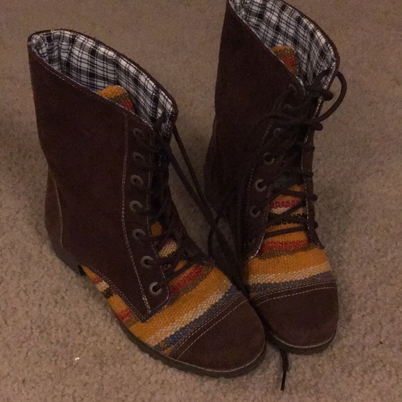 One-of-a- kind alpaca wool Ecuadorian boots - Picture 2 of 5