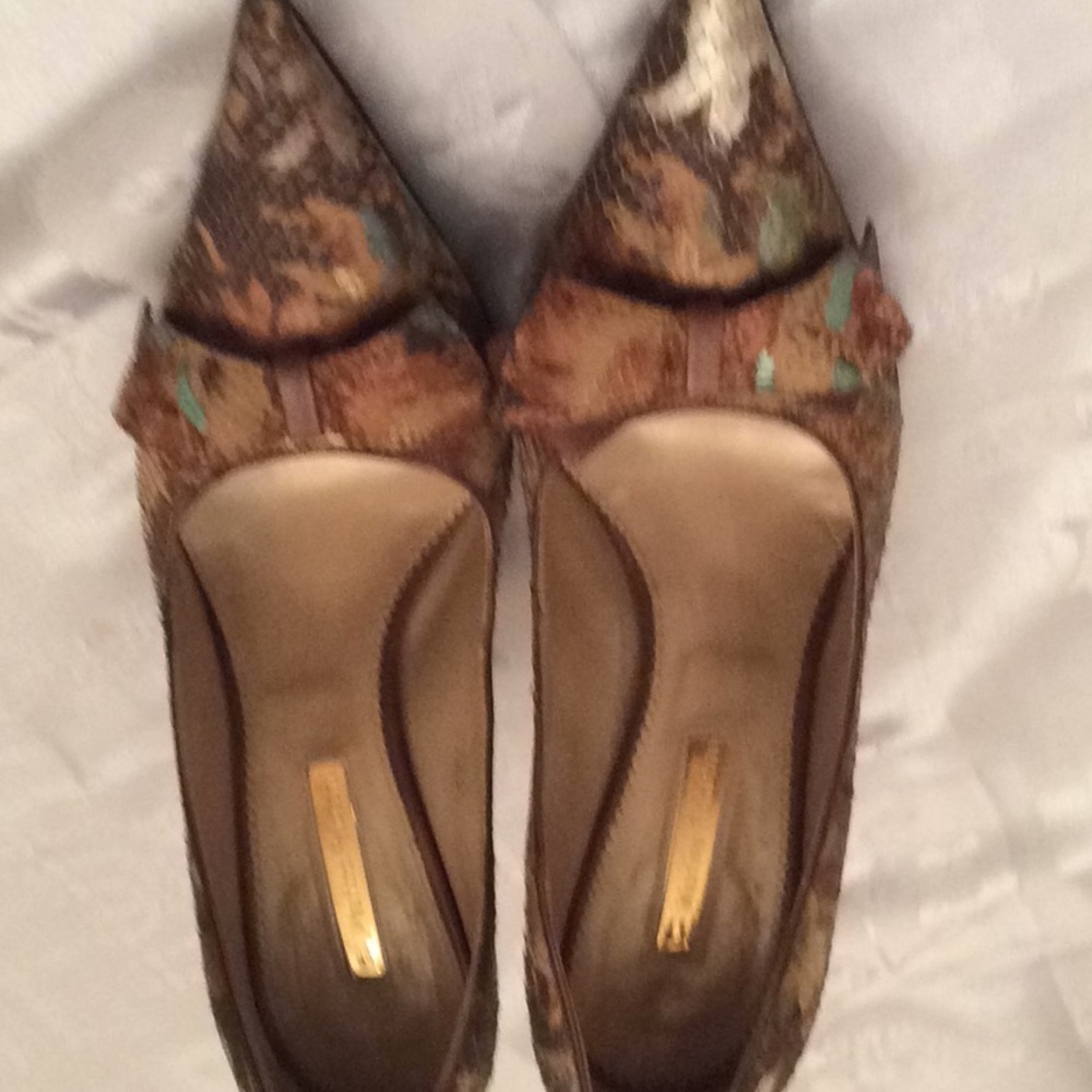 Snakeskin pointy toe pumps