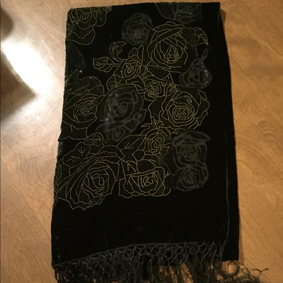 Accessories - 2/$10  Flowery fancy silk scarf