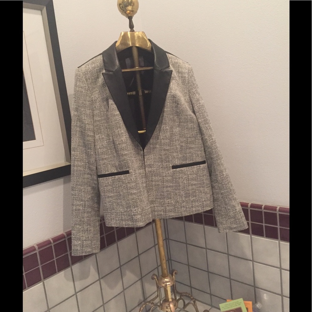 CLASSY! Leather trim blazer