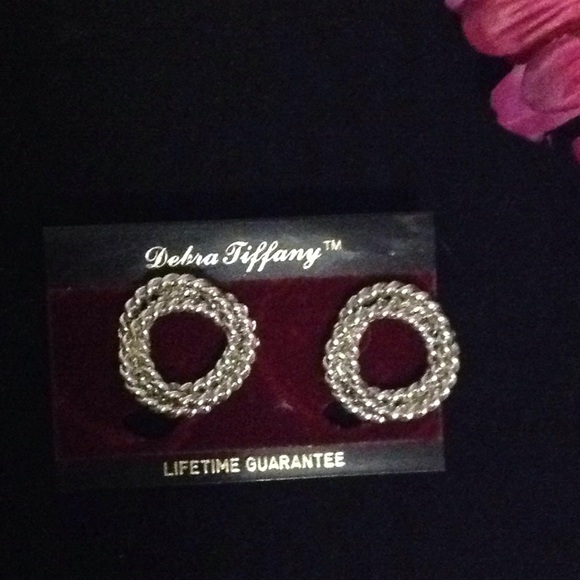 Gorgeous vintage Debra Tiffany pierce earring. - Picture 1 of 4