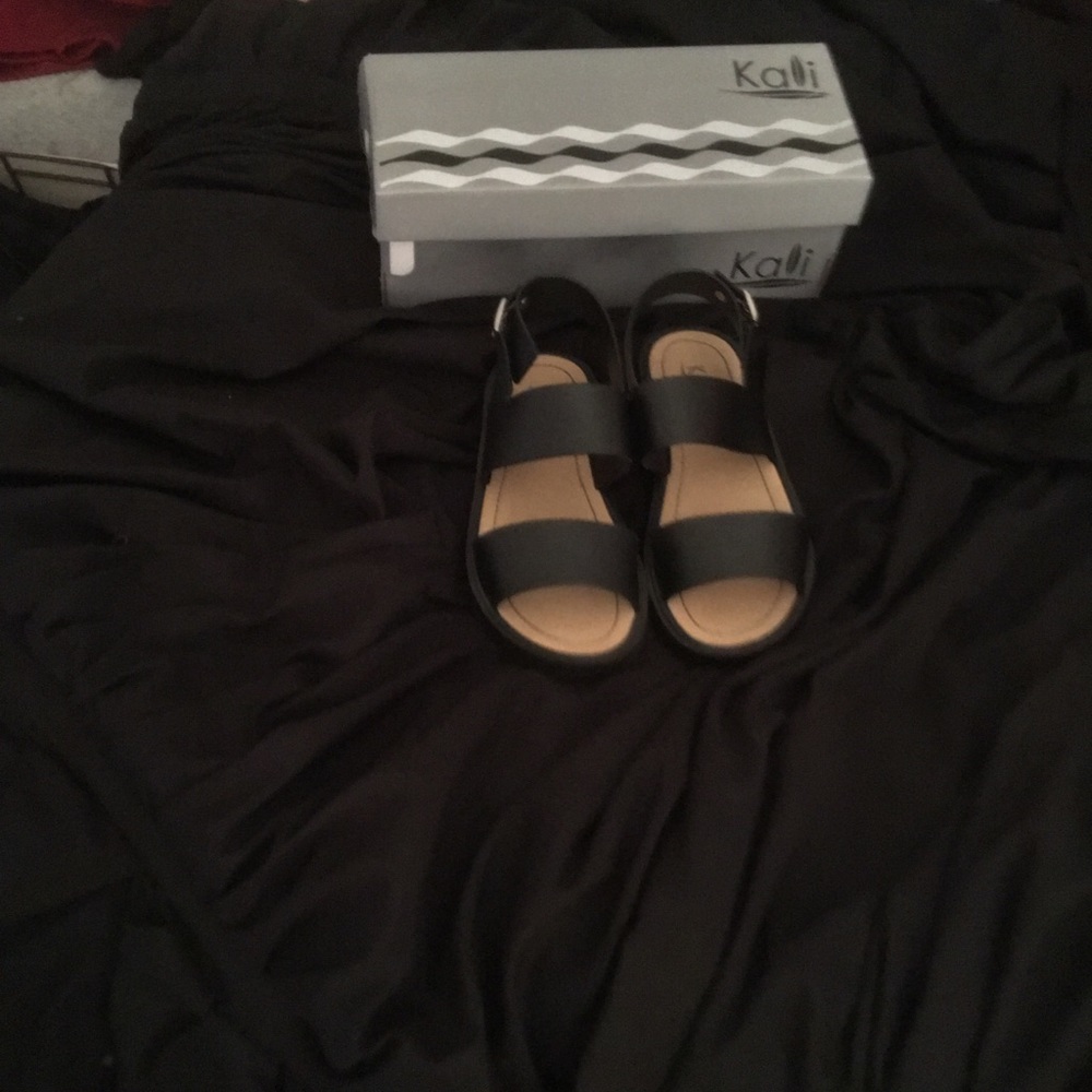 Thick heals strap shoes