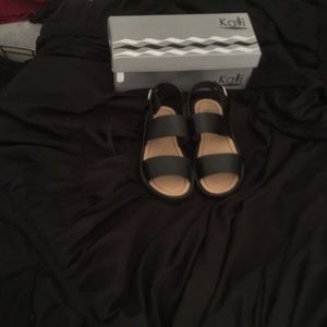 Thick heals strap shoes