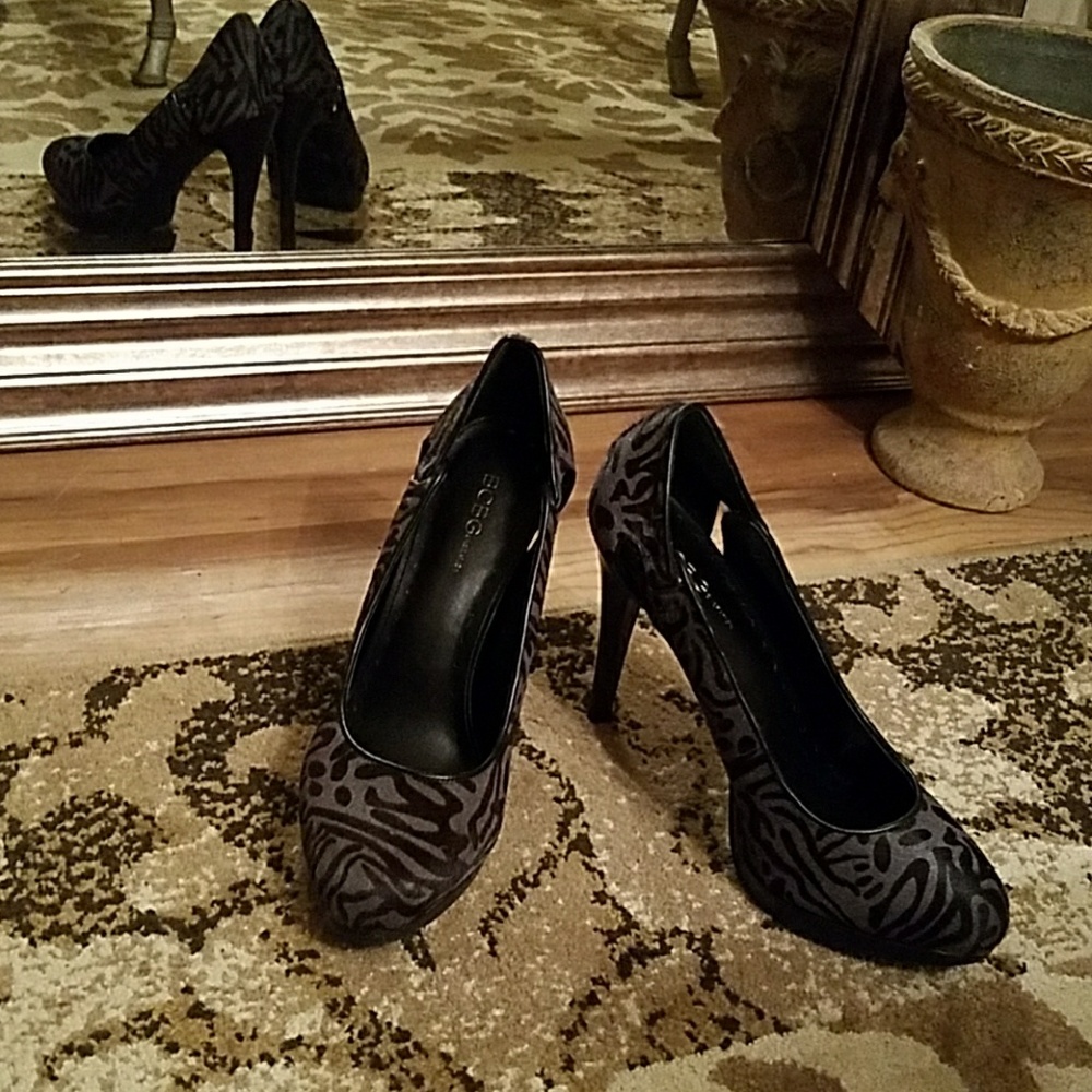 BCBG Exotic Print Pump
