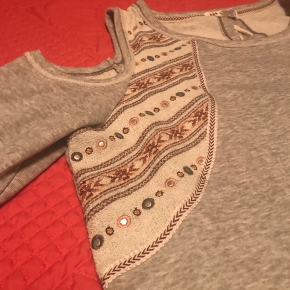NWOT Plus Size Tribal cut out sweatshirt 2x - Picture 2 of 8