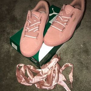 GENTLY USED PINK SUEDE PUMAS !!!