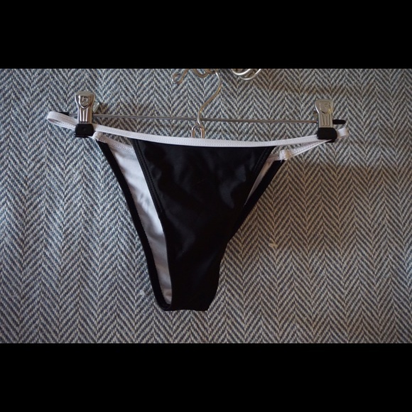 Bikini - Picture 2 of 4