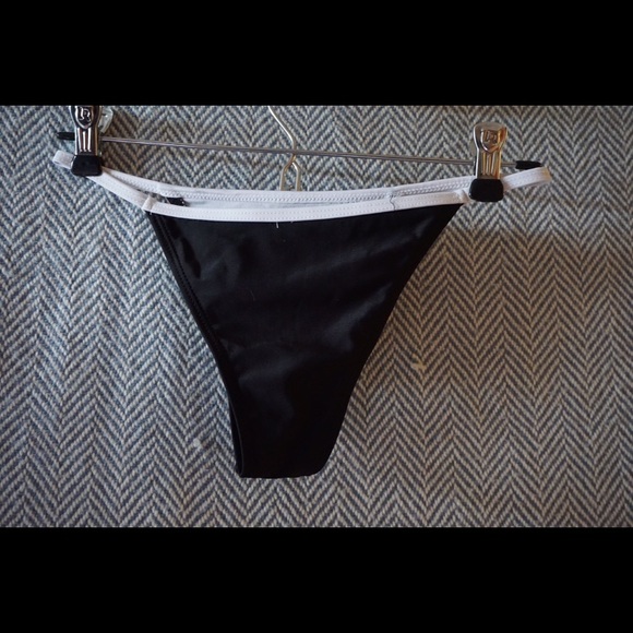 Bikini - Picture 3 of 4