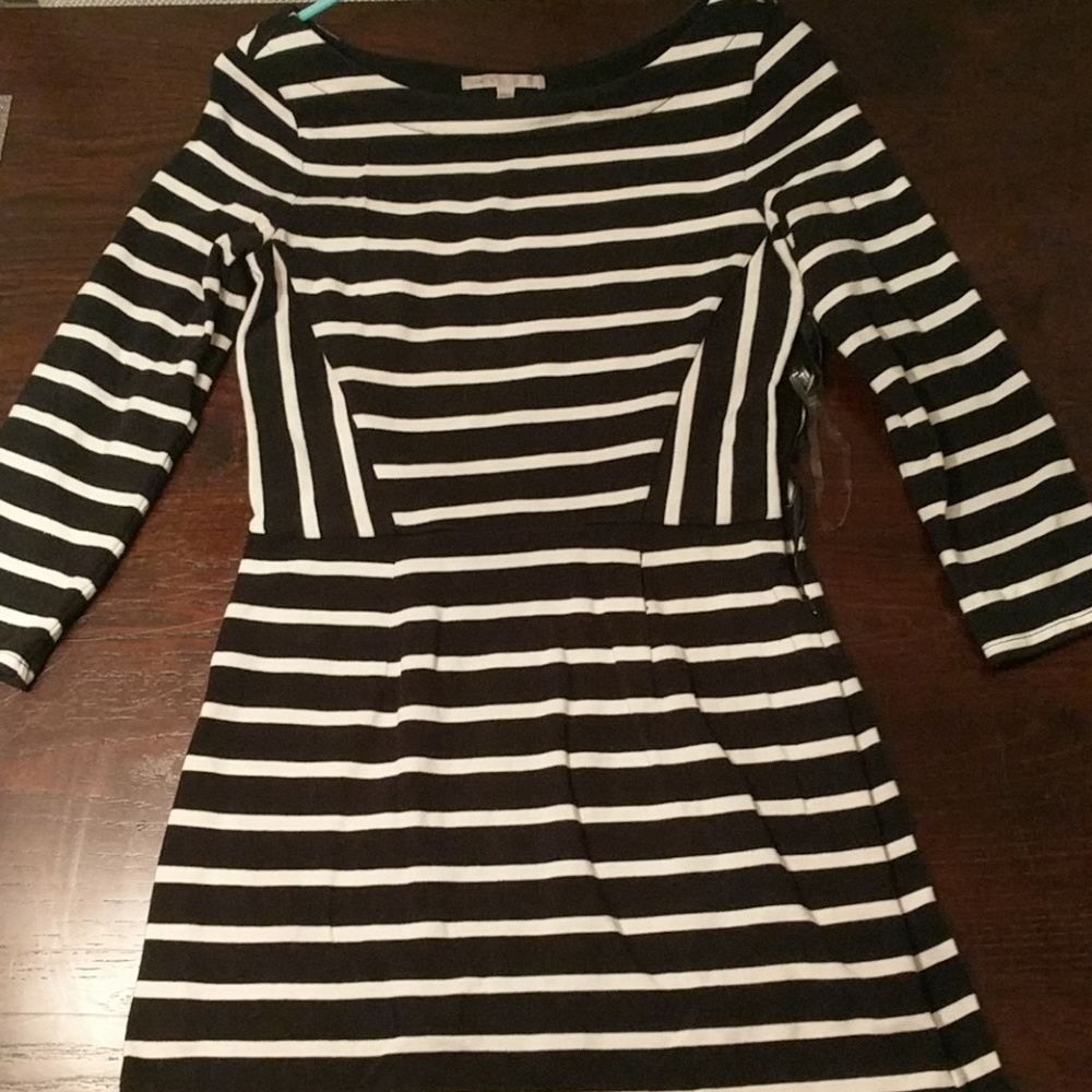 Ultra flattering 3/4 sleeve striped dress