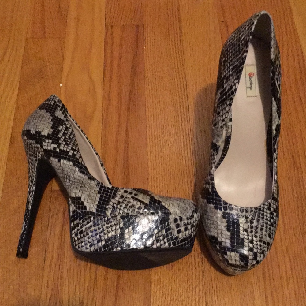 *SALE*  Olsenboye Black Snake Skin Pumps