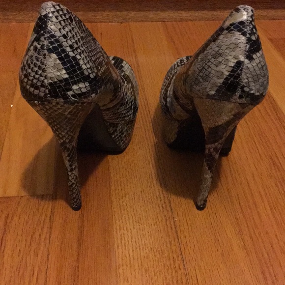*SALE*  Olsenboye Black Snake Skin Pumps - Picture 2 of 3