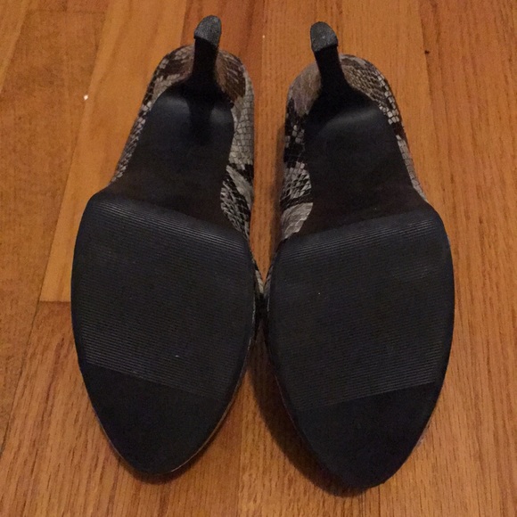 *SALE*  Olsenboye Black Snake Skin Pumps - Picture 3 of 3
