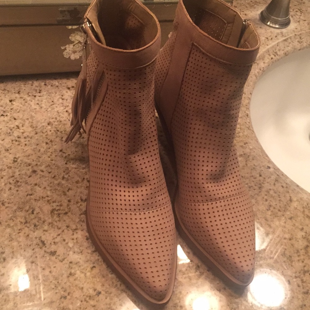 Nwt guess boots