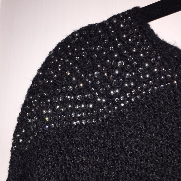 Black sweater with sparkly shoulders - Picture 2 of 2