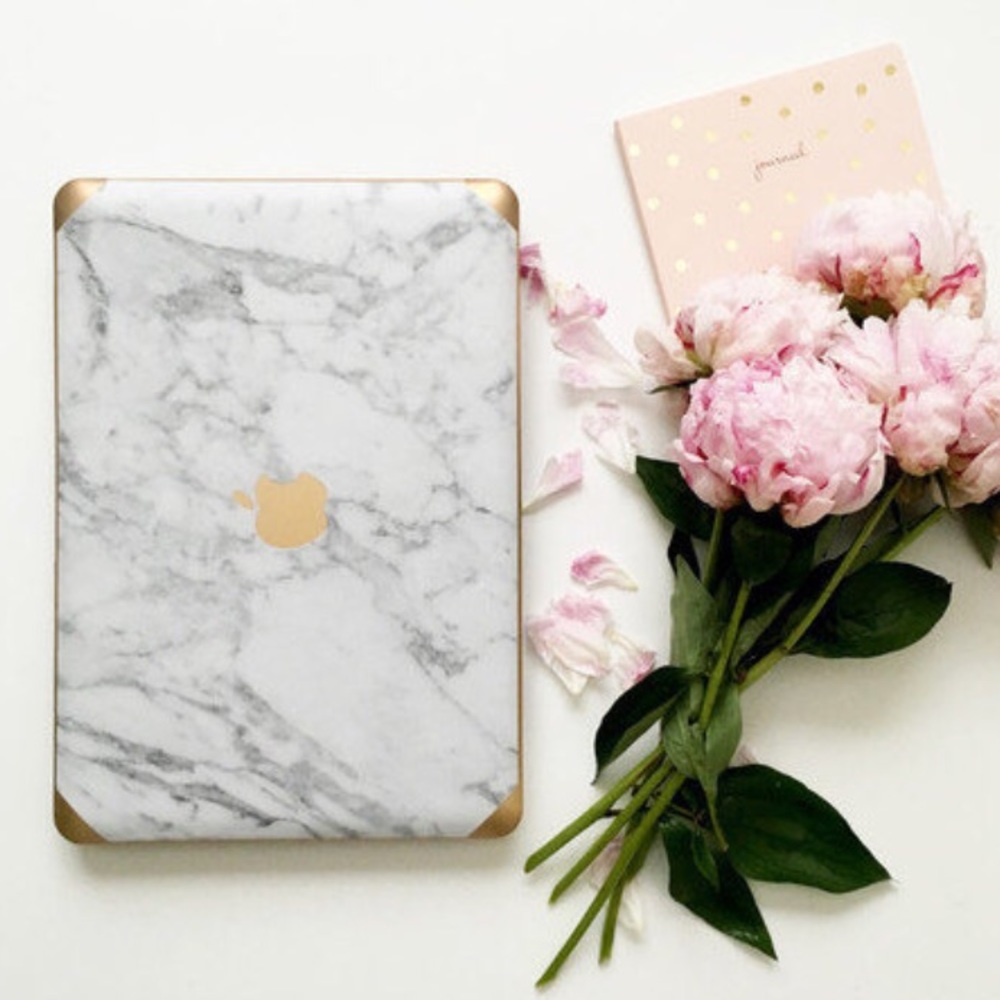 MacBook Pro 15” Marble Hard Case 🔸PLUS FREE GIFT