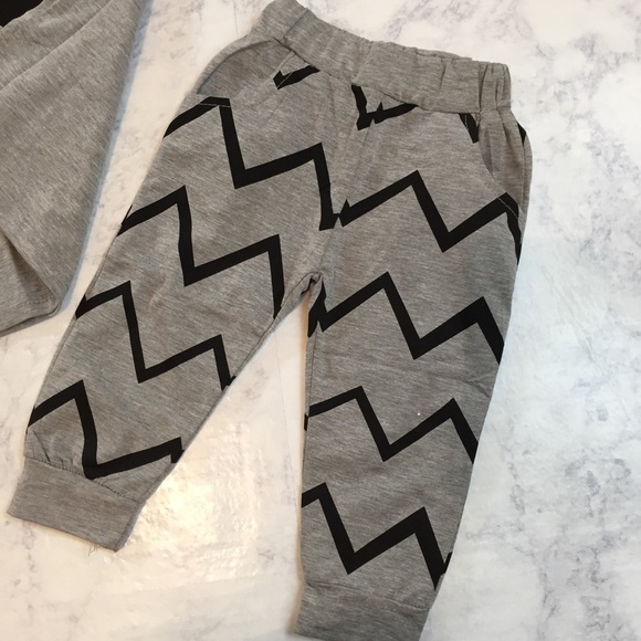 NWT Jump Around Co. Gray Chevron Printed Pant Set 3-6Mo. - Picture 3 of 5