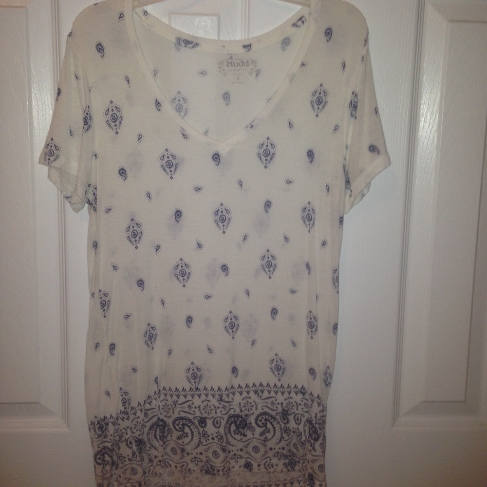 blue and white patterned tshirt