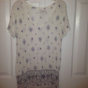 blue and white patterned tshirt